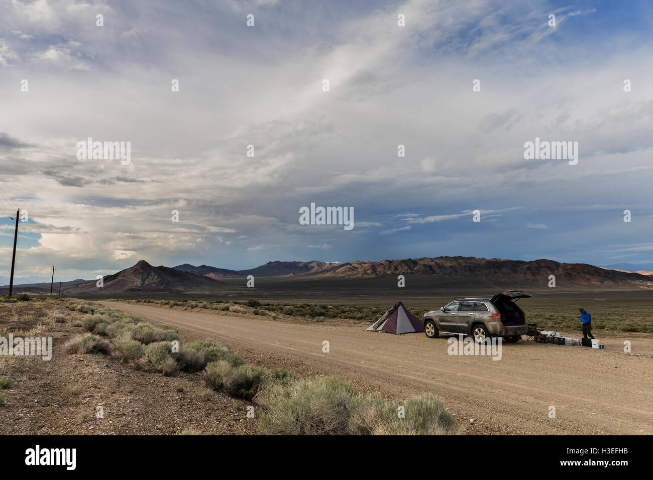 Campeggio auto da qualche parte fuori la Highway 50 in Central Nevada. Foto Stock