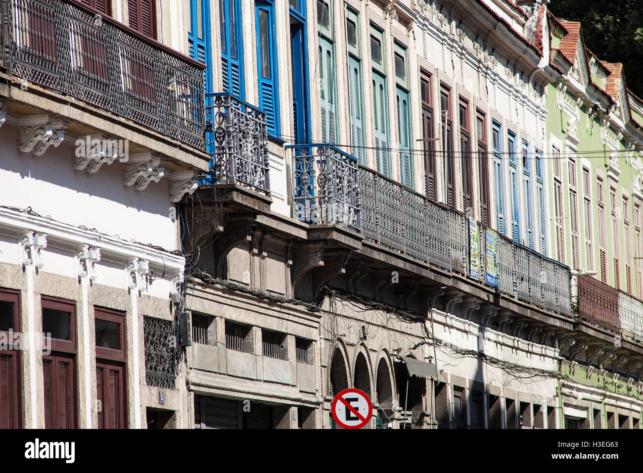 Conserve di sobrados, due o più storie antiche case da coloniale e periodi imperiale in Brasile a Rua do Senado ( Senato street ) nel centro di Rio de Janeiro, come parte della città culturale corredor ( corridoio culturale ). Foto Stock