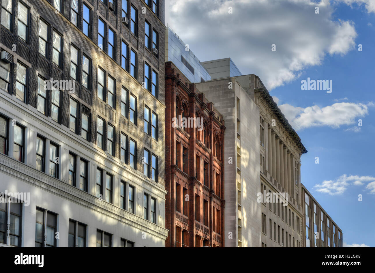 Vecchia facciata degli edifici nel centro di Brooklyn, New York. Foto Stock