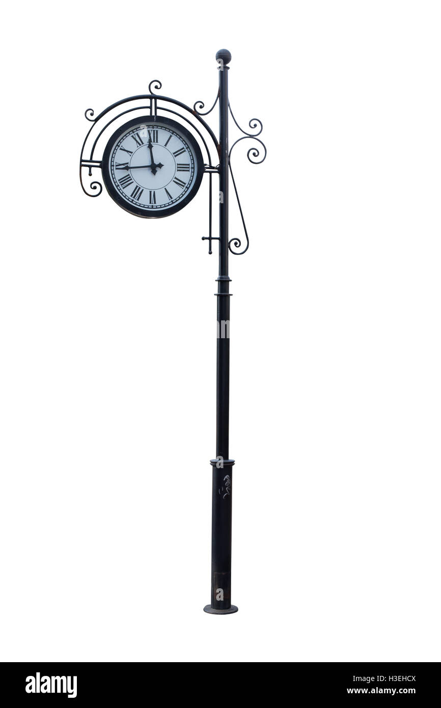 Orologio di strada su un palo. Isolato su sfondo bianco. Metallo Raro pole con un orologio. Foto Stock