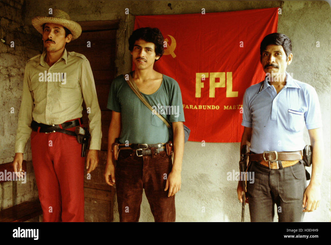 CHALATENANGO, EL SALVADOR, Feb 1984 - Entro il FPL Guerrilla zone di controllo - Membri del FPL della milizia locale nella parte anteriore di un FPL bandiera. Foto Stock