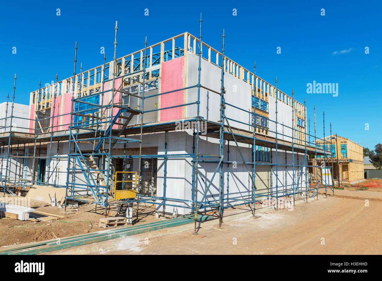 Costruzione di un nuovo complesso residenziale, nuove case in il ponteggio nel processo della fase di costruzione Foto Stock