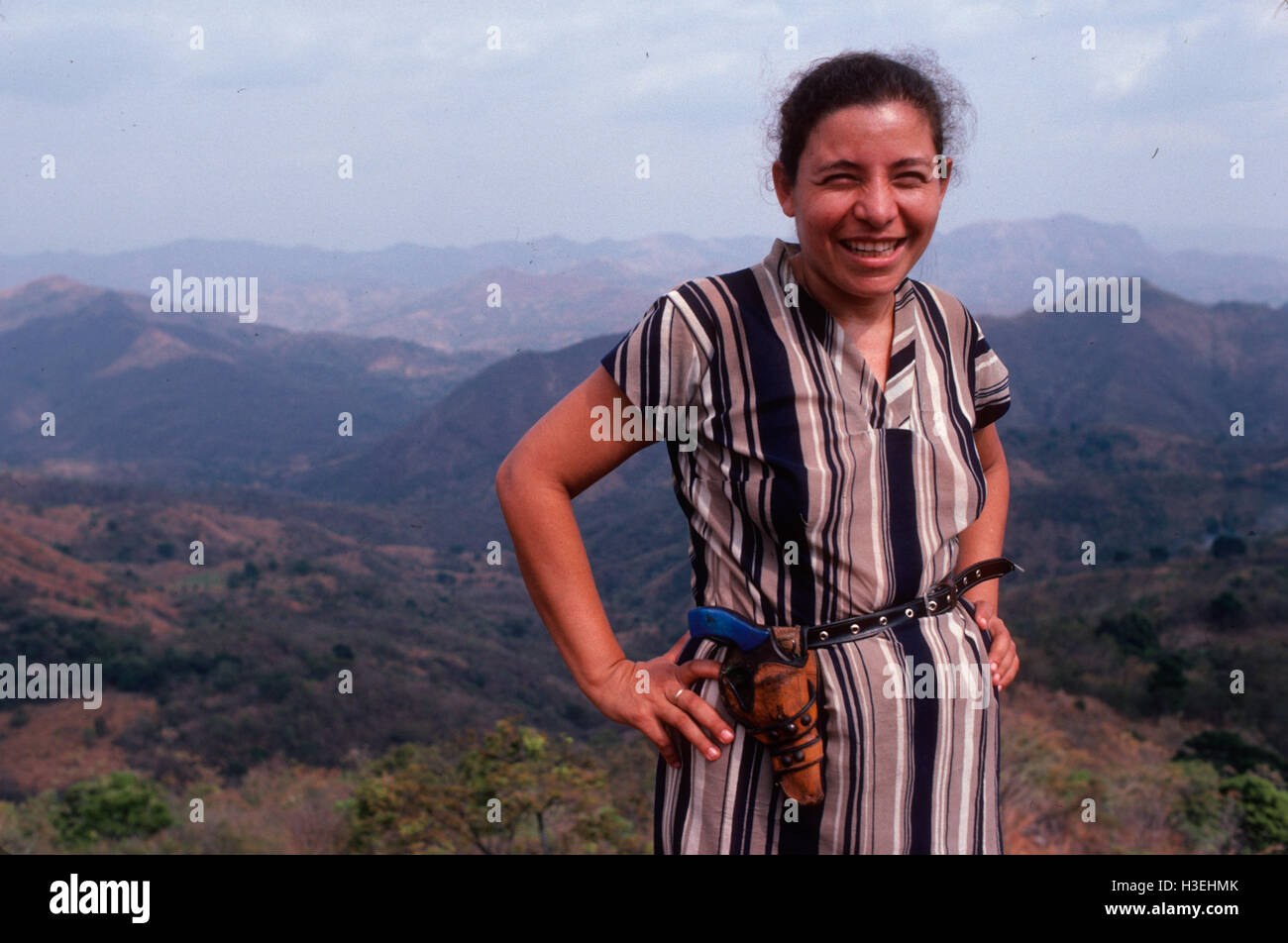 CHALATENANGO, EL SALVADOR, FEB 1984: - all'interno del FPL Guerrilla zone di controllo - Maria Chichilco, capo dell'amministrazione civile in guerriglia in Chalatenango controllata. Foto Stock