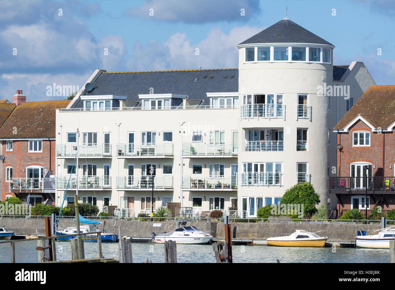 Riverside moderno blocco di appartamenti dal fiume Arun a Mariners Quay, Littlehampton, West Sussex, in Inghilterra, Regno Unito. Foto Stock
