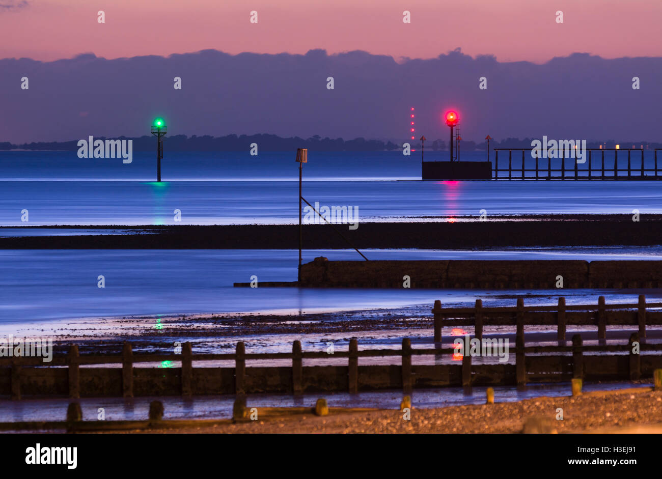 Il mare durante il crepuscolo, che mostra le luci di navigazione, circa un'ora dopo il tramonto. Esposizione a lungo utilizzato, dando buon effetto mare. Foto Stock