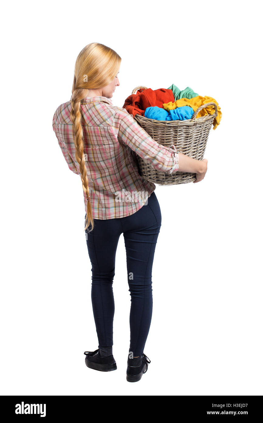 Vista posteriore della Donna con cesto della biancheria sporca. ragazza è impegnata nel lavaggio. Vista posteriore di raccolta persone. vista posteriore di persona. Isolato su sfondo bianco. Ragazza con i capelli intrecciati in una treccia tenendo un cesto per la biancheria. Foto Stock