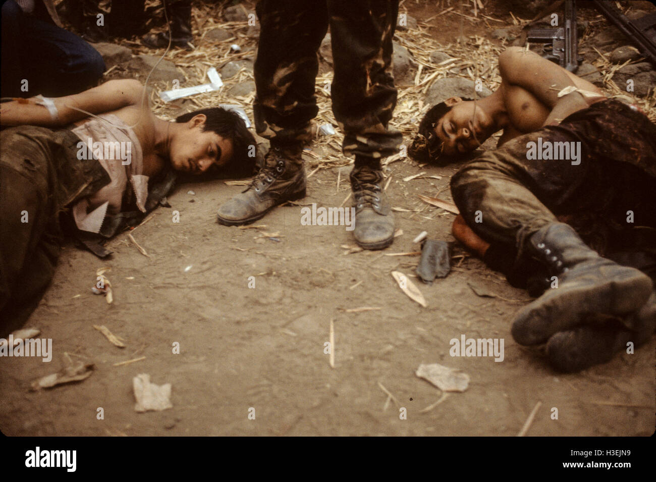 NORTHERN MORAZAN provincia, EL SALVADOR, Marzo 1984: Cuscatlan Brigata attendere per un elicottero per evacuare due dei loro uomini ferito in un agguato di guerriglia. Foto Stock