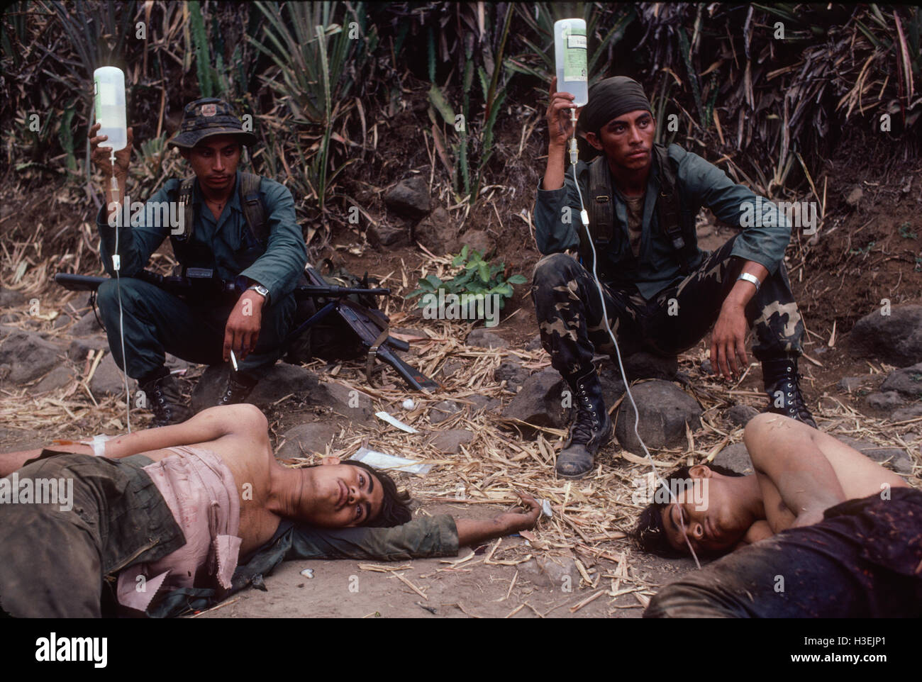 NORTHERN MORAZAN provincia, EL SALVADOR, Marzo 1984: Cuscatlan Brigata attendere per un elicottero per evacuare due dei loro uomini ferito in un agguato di guerriglia. Foto Stock