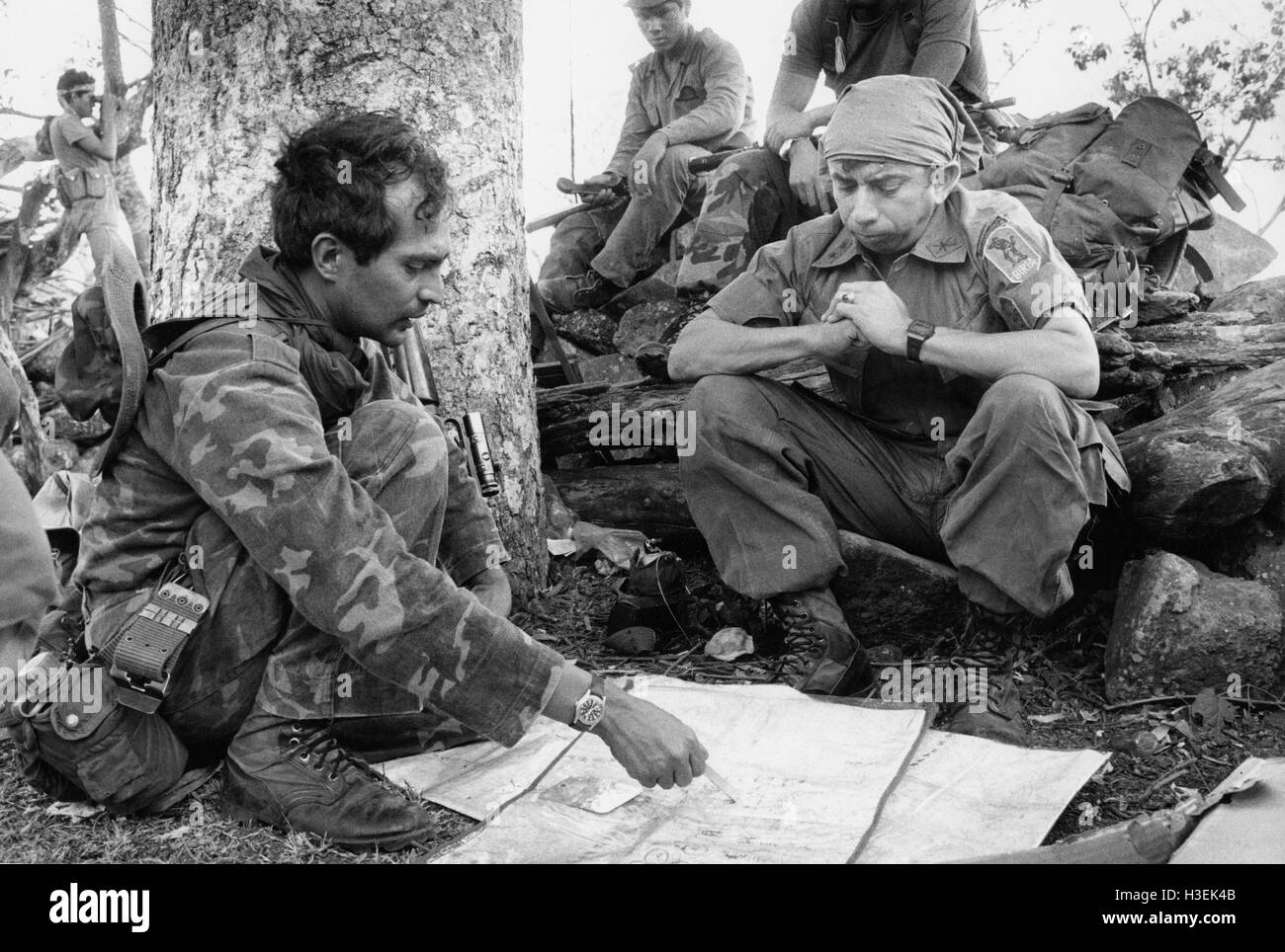 Morazan Provincia, El Salvador, Marzo 1984: Colonnello Monterosa, comandante della brigata Cuscatlan, discute la strategia con uno dei suoi comandanti. Foto Stock