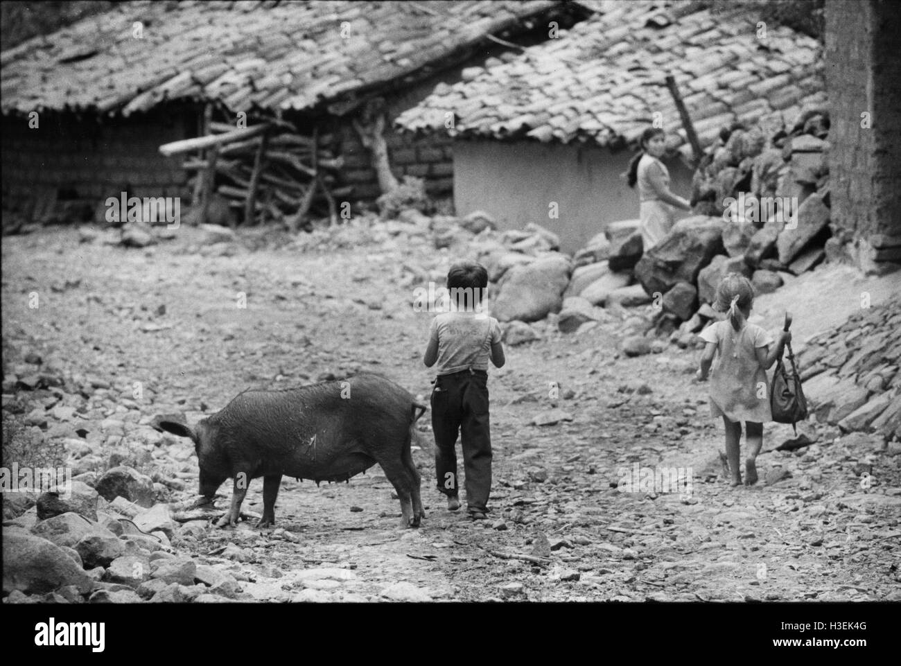 CHALATENANGO, EL SALVADOR, FEB 1984: - all'interno del FPL Guerrilla zone di controllo quotidianamente la vita del villaggio. Foto Stock