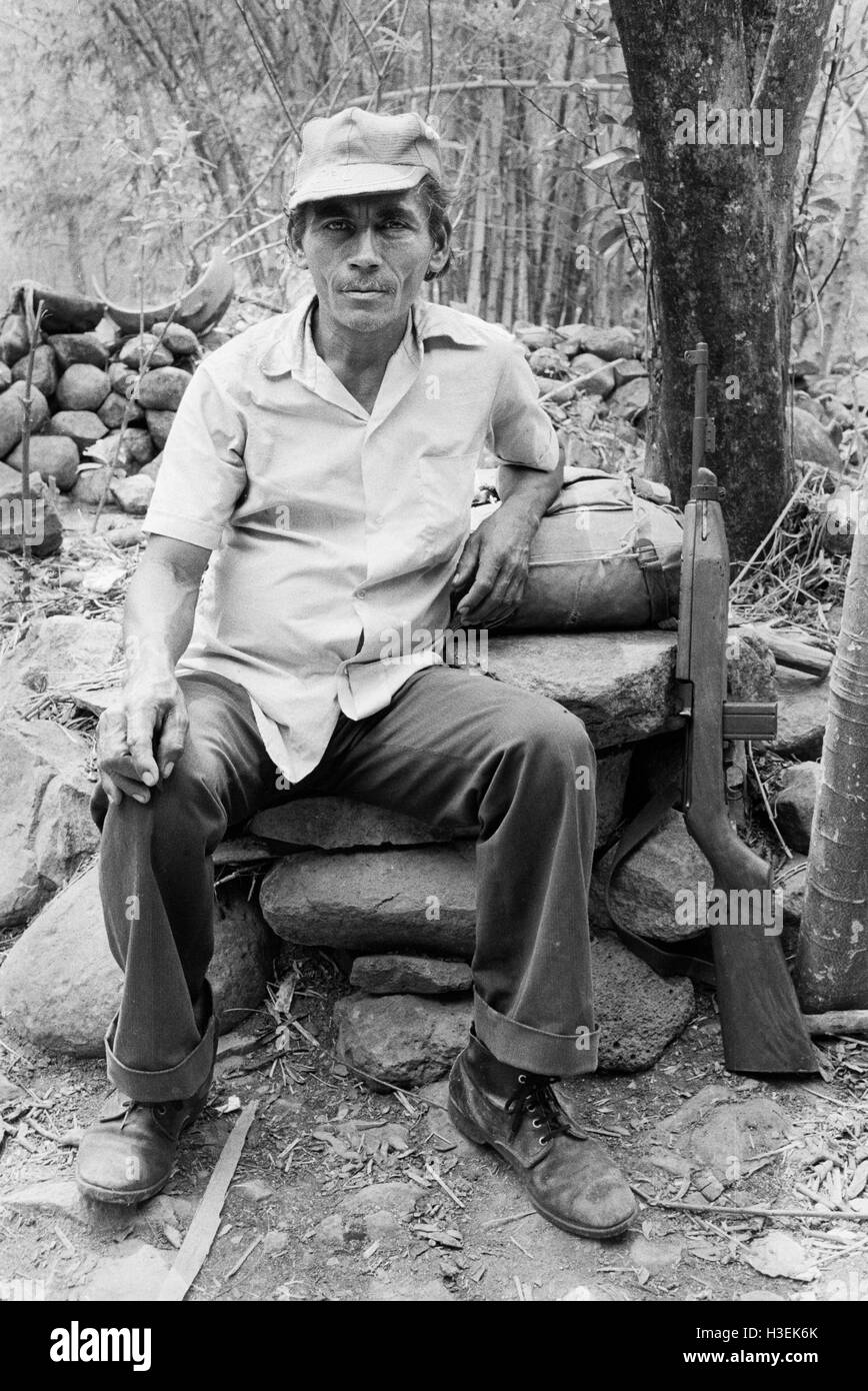 CHALATENANGO, EL SALVADOR, FEB 1984: - all'interno del FPL Guerrilla zone di controllo - il contadino Foto Stock