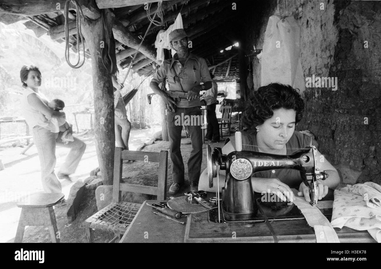 CHALATENANGO, EL SALVADOR, FEB 1984: - all'interno del FPL Guerrilla zone franche soggette al controllo di un laboratorio di rendere uniformi per i guerriglieri. Foto di Mike Goldwater Foto Stock
