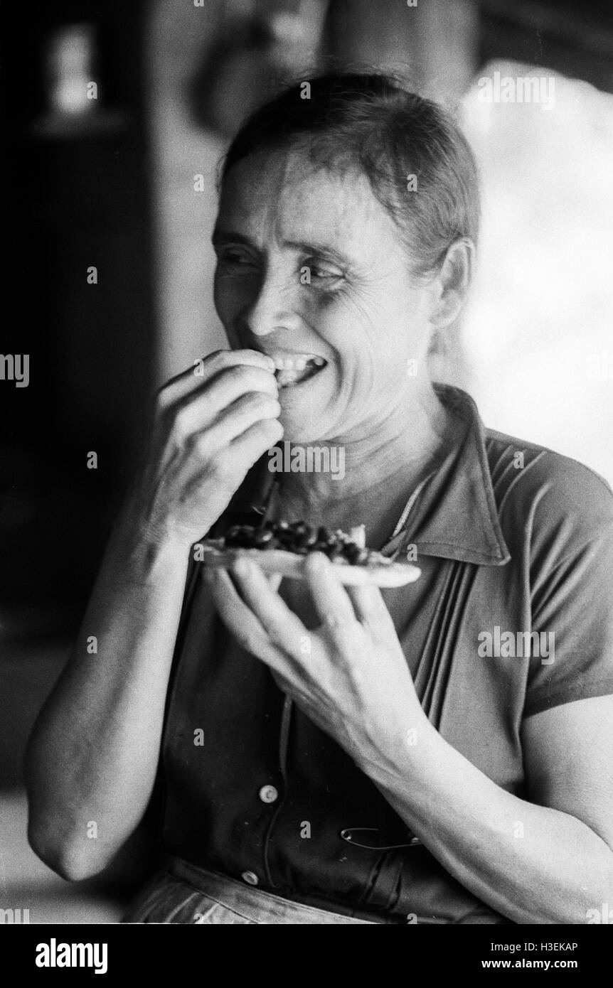 CHALATENANGO, EL SALVADOR, FEB 1984: - all'interno del FPL Guerrilla zone di controllo Ritratto di una donna di mangiare tortilla e fagioli. Foto di Mike Goldwater Foto Stock