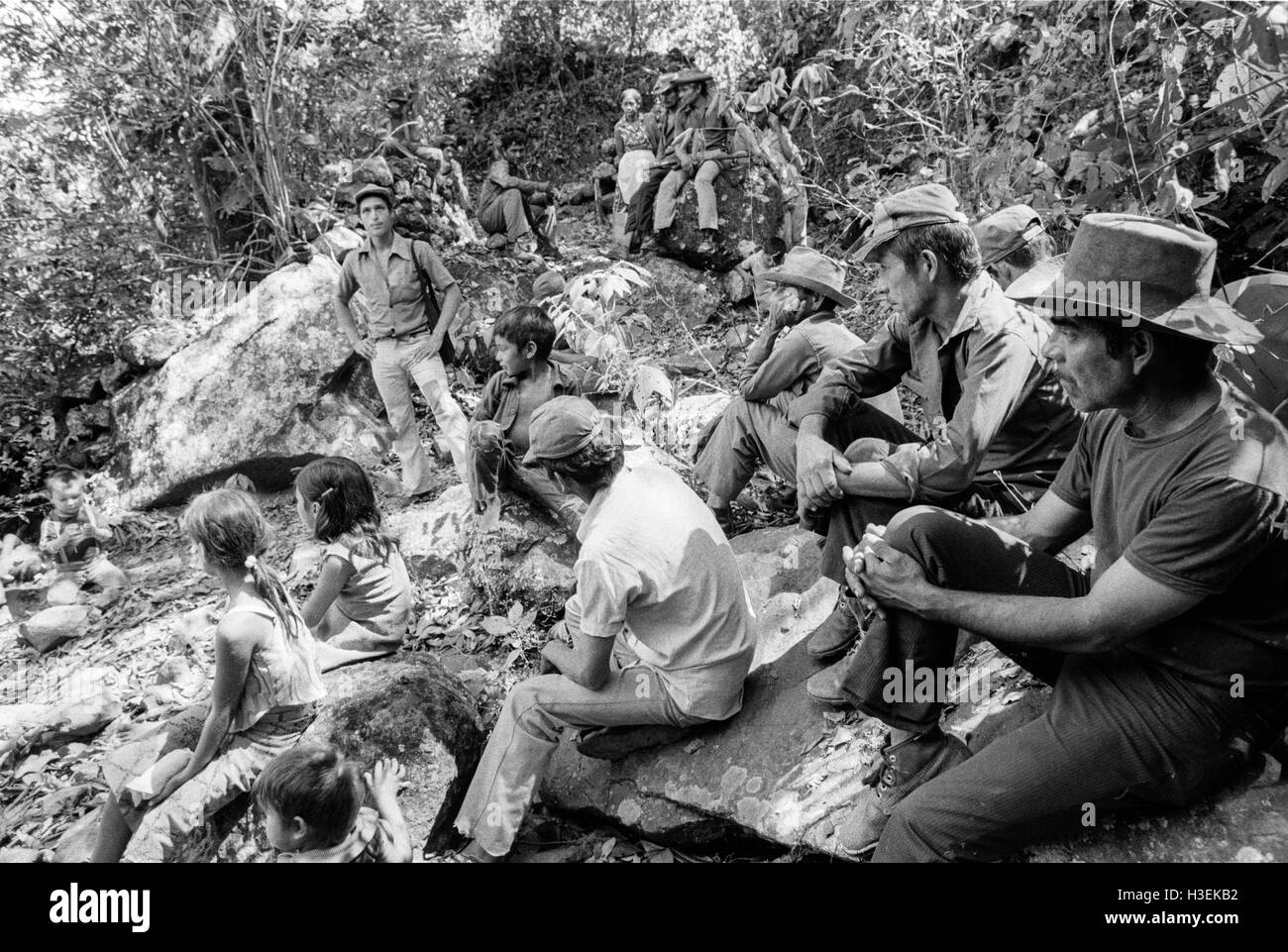 CHALATENANGO, EL SALVADOR, FEB 1984: - all'interno del FPL Guerrilla zone di controllo - Sebastian, presidente della PPL o popolare locale gli indirizzi di potenza un assemblaggio della località. Foto Stock