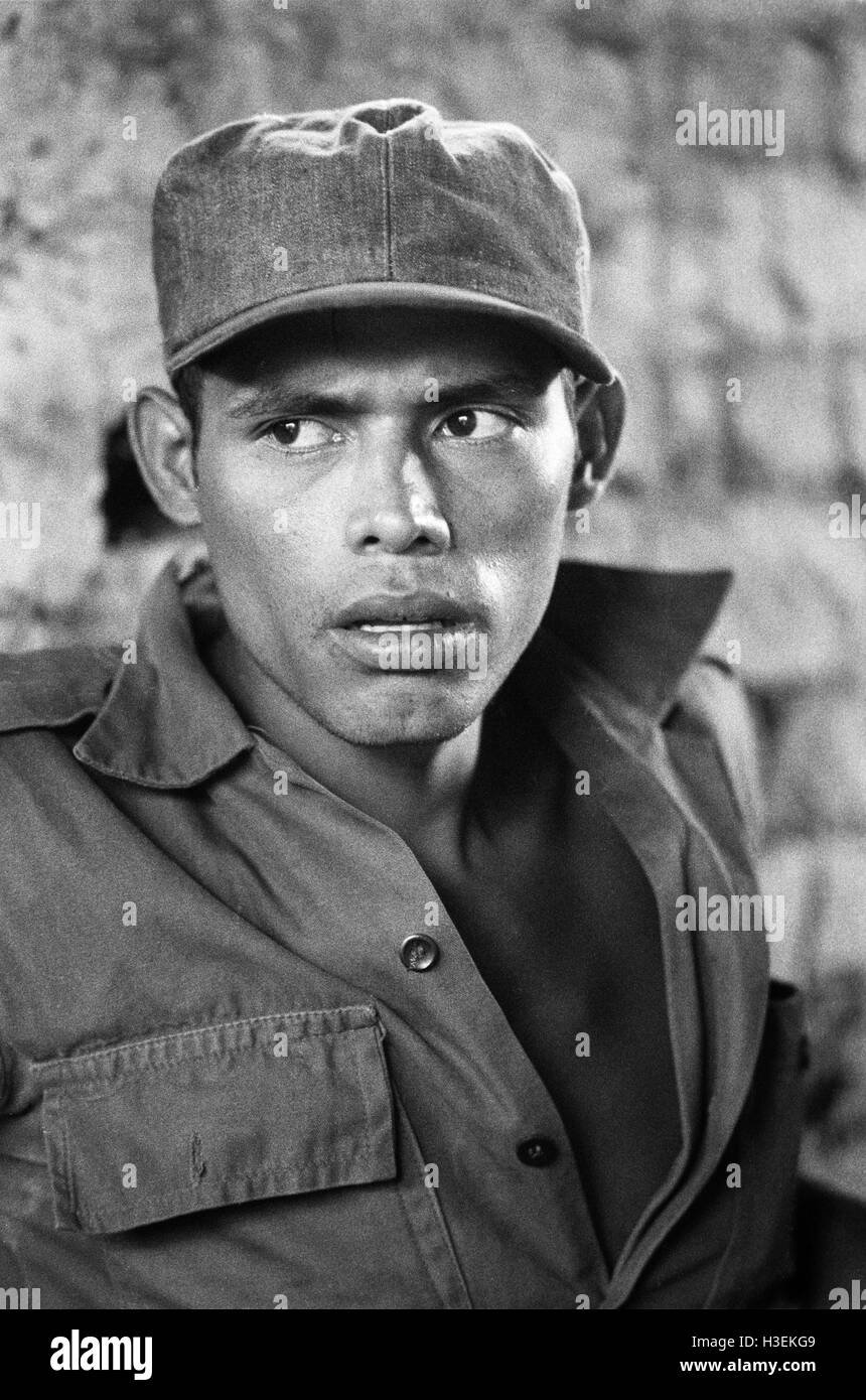 CHALATENANGO, EL SALVADOR, FEB 1984: - all'interno del FPL Guerrilla zone di controllo una milizia PPL stati Foto Stock