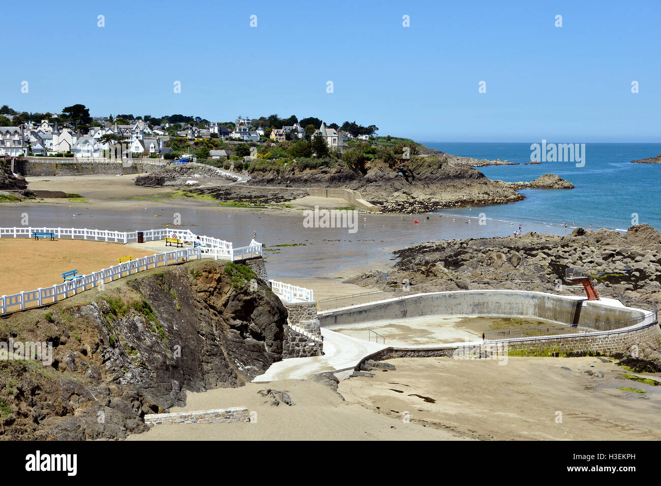 La spiaggia e la città di Saint-Quay-Portrieux, comune della Côtes-d'Armor dipartimento della Bretagna in Francia nordoccidentale. Foto Stock