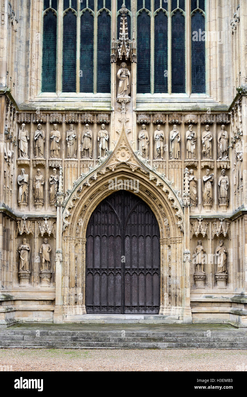 La porta d'ingresso principale alla bella chiesa parrocchiale di Berverley Minster a Beverley East Yorkshire Inghilterra Regno Unito Foto Stock