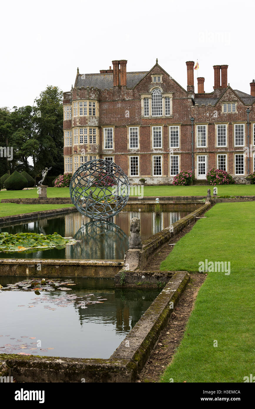 Il Burton Agnes Hall and Gardens, splendidamente mantenuto, si trova a Burton Agnes, vicino a Driffield, East Yorkshire, Inghilterra, Regno Unito Foto Stock