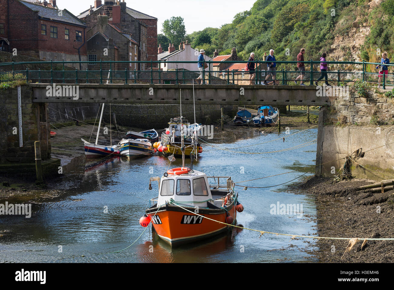 Staithes Beck con barche da pesca nel porto di Staithes North Yorkshire England Regno Unito Regno Unito Foto Stock