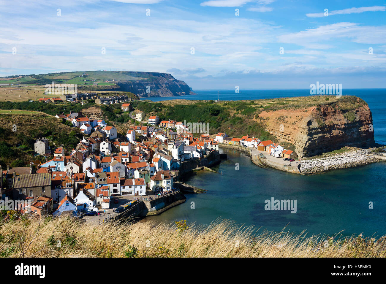 Il bellissimo villaggio di pescatori di Staithes sulla North Yorkshire Coast Inghilterra Regno Unito Regno Unito Foto Stock
