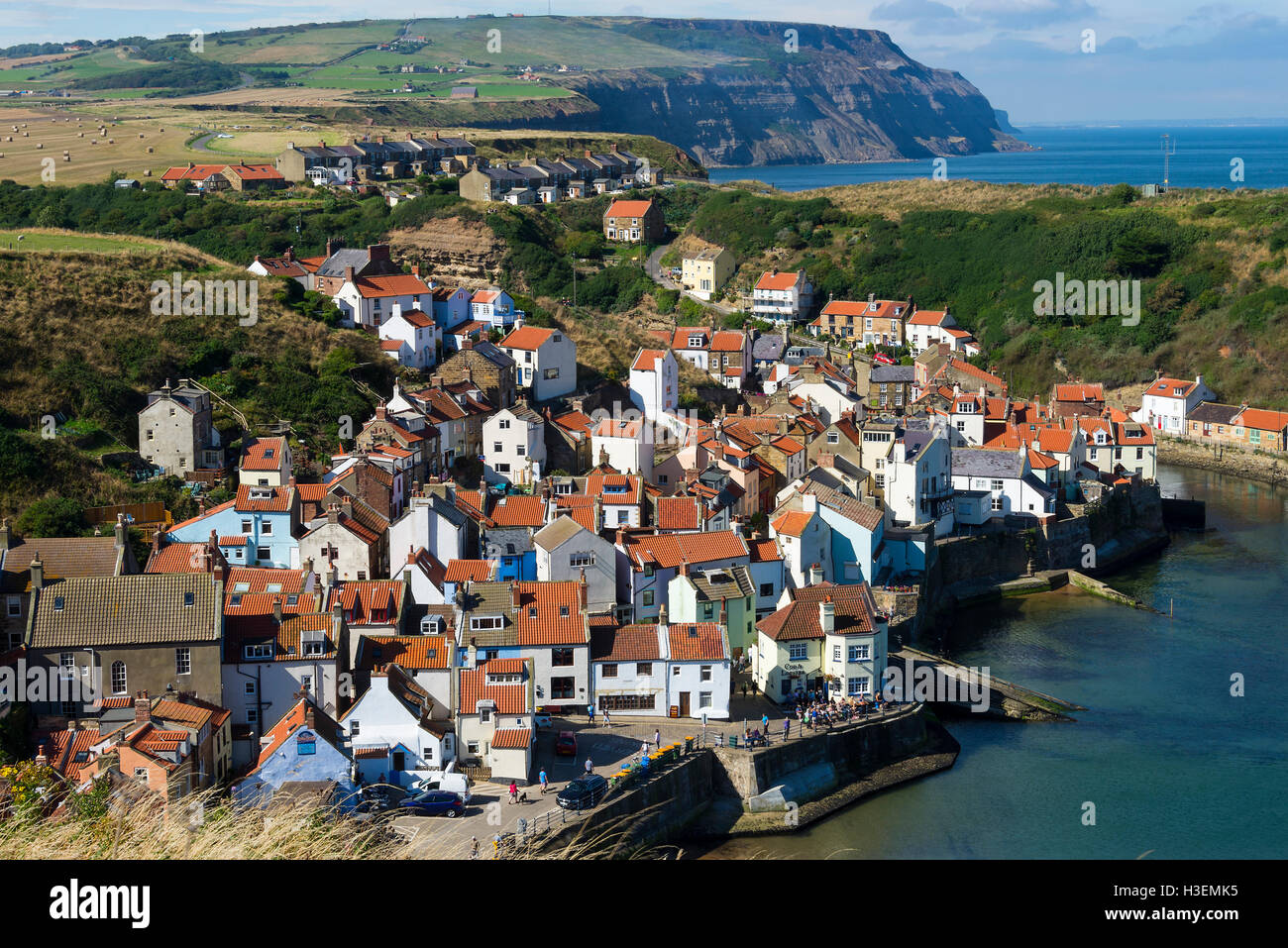 Il bellissimo villaggio di pescatori di Staithes sulla North Yorkshire Coast Inghilterra Regno Unito Regno Unito Foto Stock