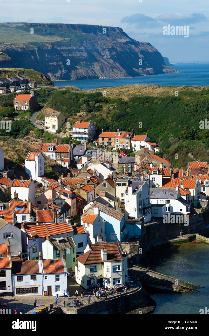 Il bellissimo villaggio di pescatori di Staithes sulla North Yorkshire Coast Inghilterra Regno Unito Regno Unito Foto Stock