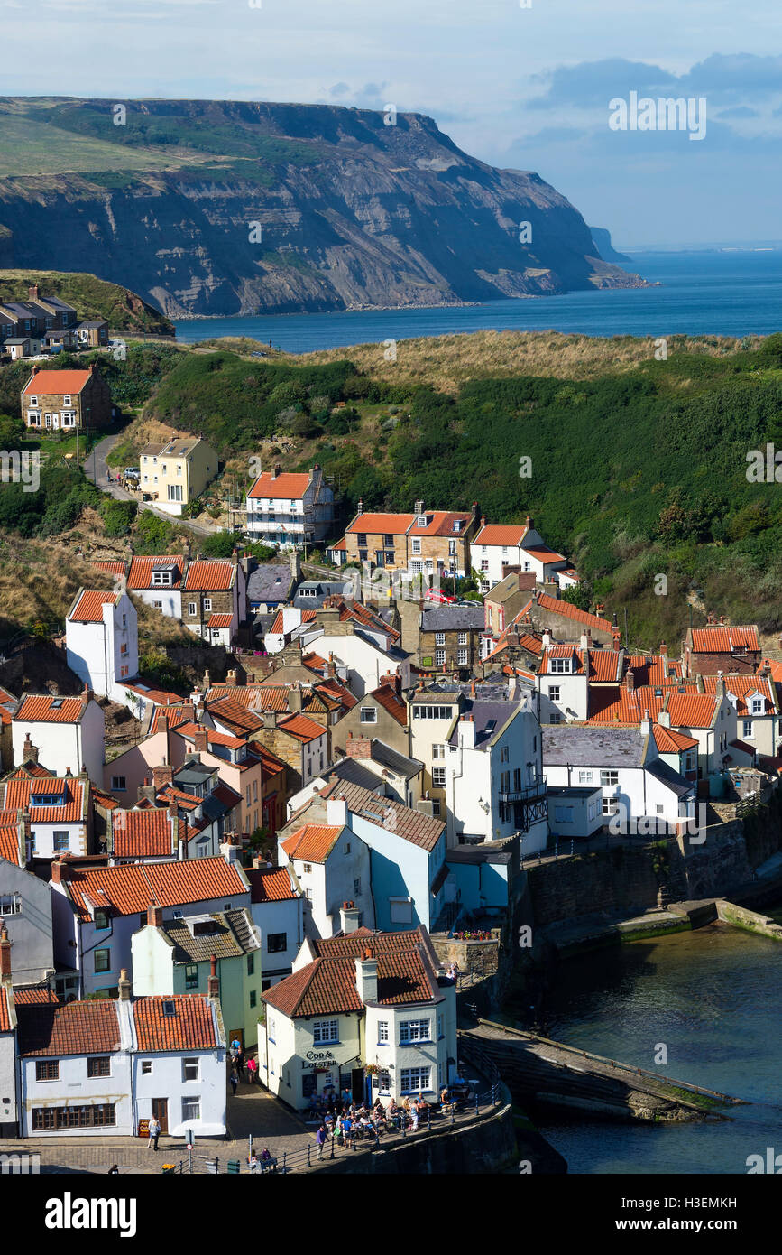 Il bellissimo villaggio di pescatori di Staithes sulla North Yorkshire Coast Inghilterra Regno Unito Regno Unito Foto Stock