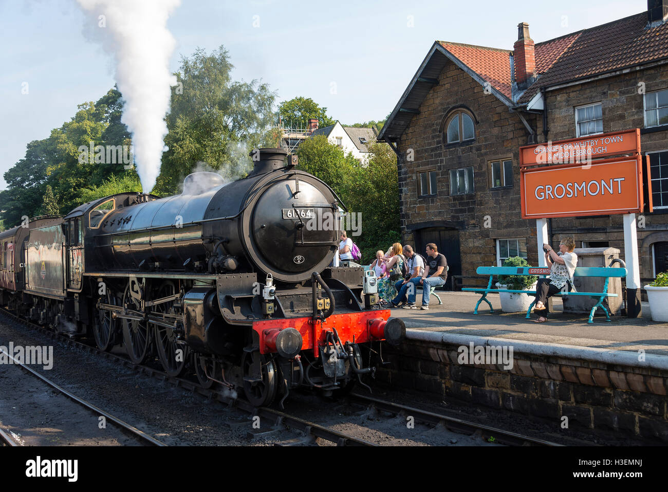 Conserve di motore a vapore Thompson Classe B1 61264 tirando il passeggero con il treno alla stazione di Grosmont NYMR North Yorkshire England Regno Unito Regno Unito Foto Stock