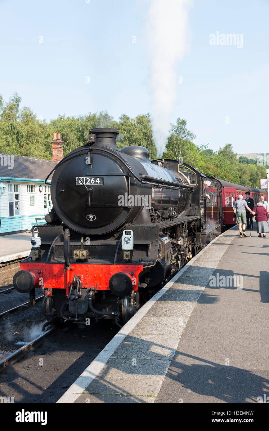 Conserve di motore a vapore Thompson Classe B1 61264 tirando il passeggero con il treno alla stazione di Grosmont NYMR North Yorkshire England Regno Unito Regno Unito Foto Stock