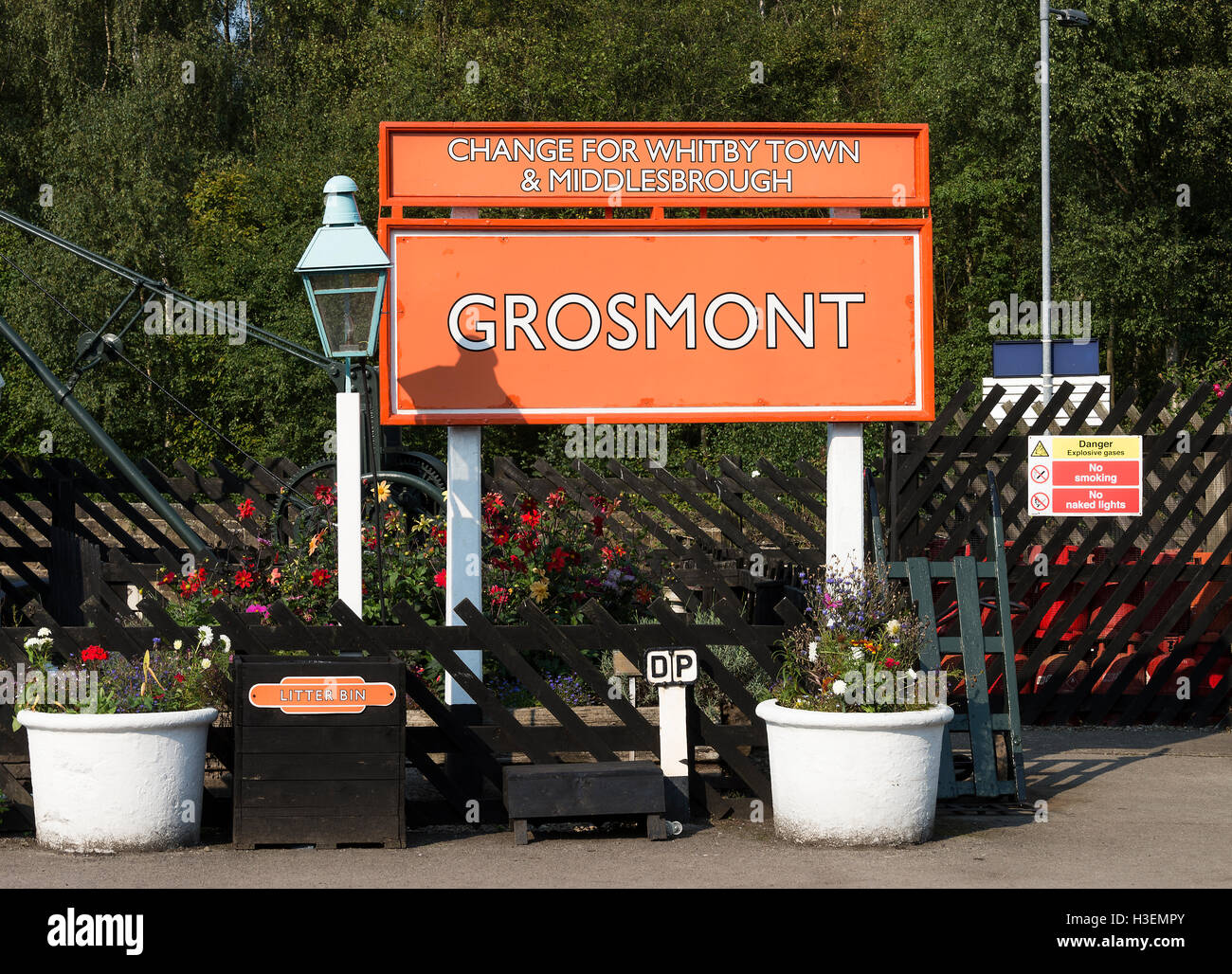 Stazione Grosmont segno su piattaforma in North Yorkshire Moors Railway Grosmont Yorkshire England Regno Unito Regno Unito Foto Stock