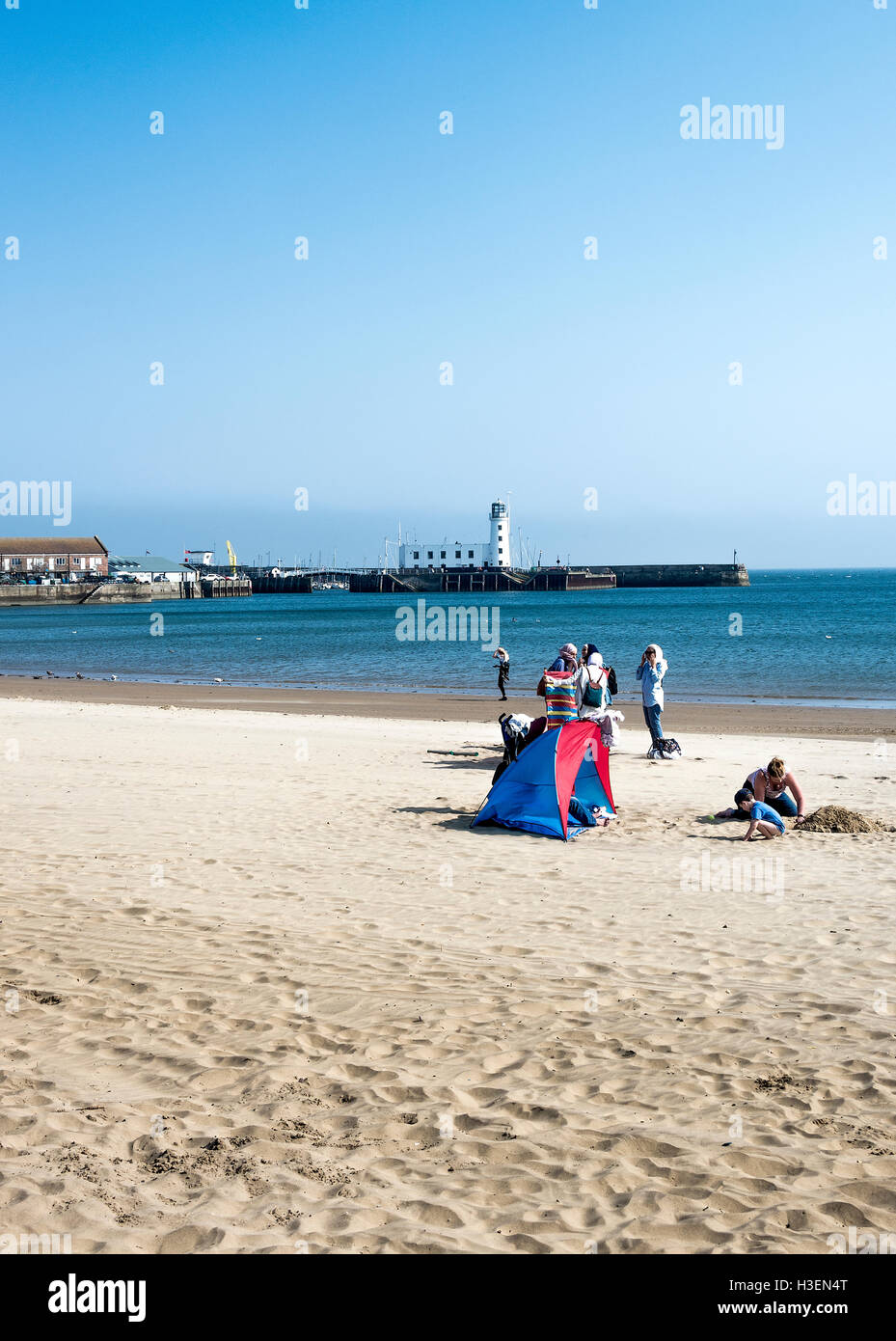 I villeggianti rilassante sulla South Bay Beach in Scarborough North Yorkshire England Regno Unito Regno Unito Foto Stock