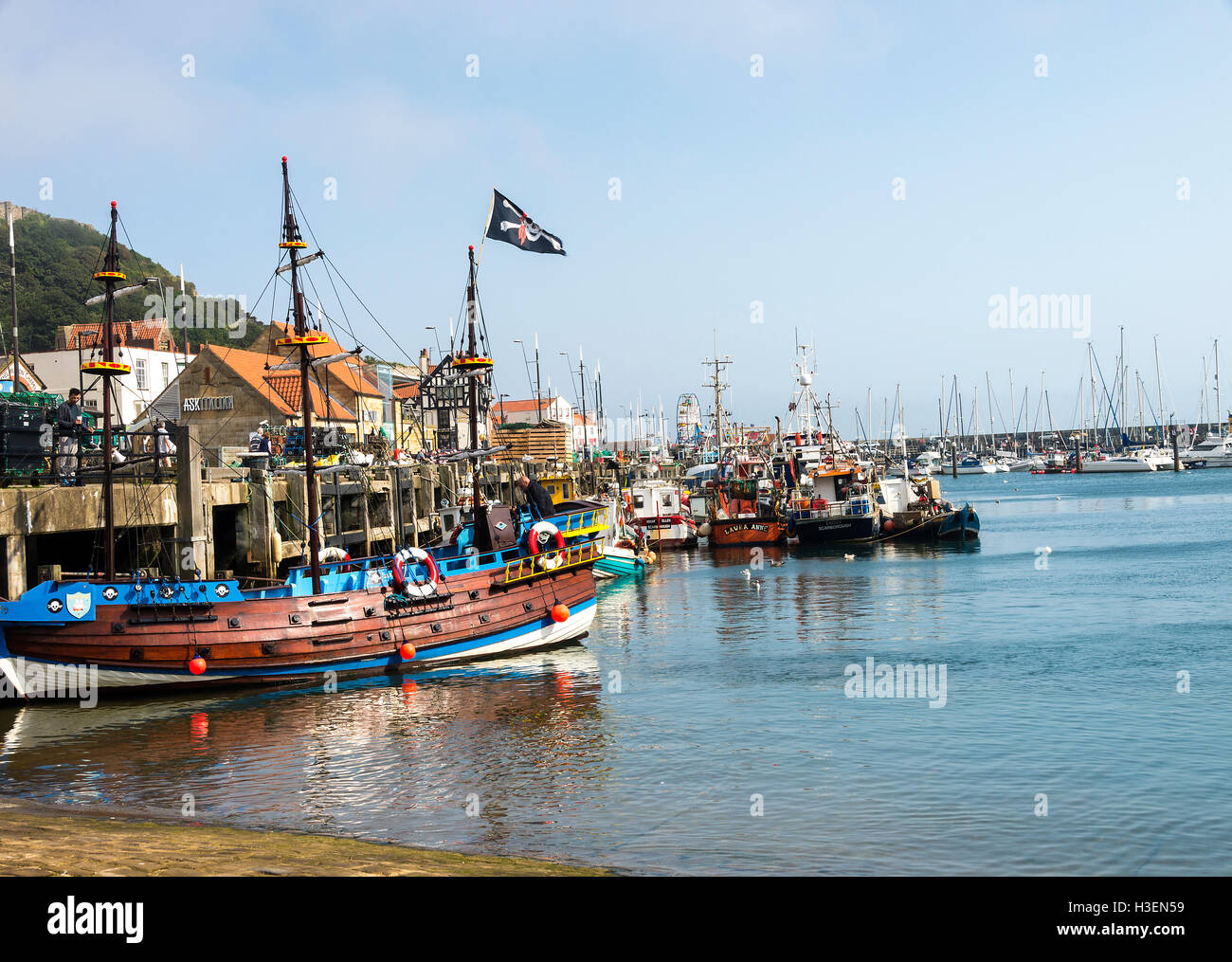 Turista nave dei pirati e barche da pesca nel porto di Scarborough North Yorkshire England Regno Unito Regno Unito Foto Stock