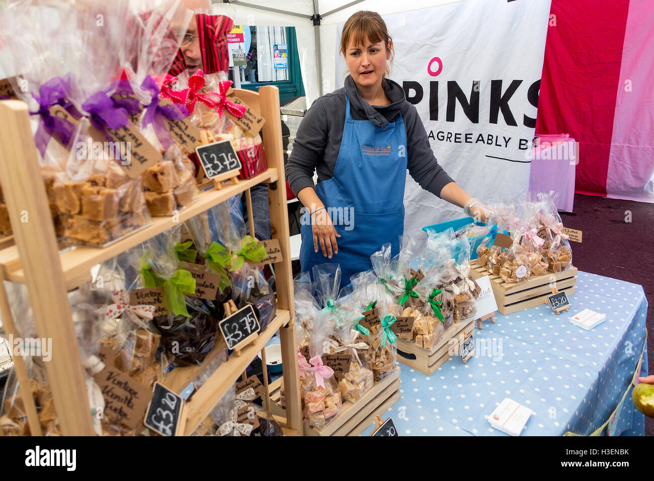 Le pesche e crema al cioccolato creativo in stallo a Thame Festival di cibo Oxfordshire England Regno Unito Regno Unito Foto Stock