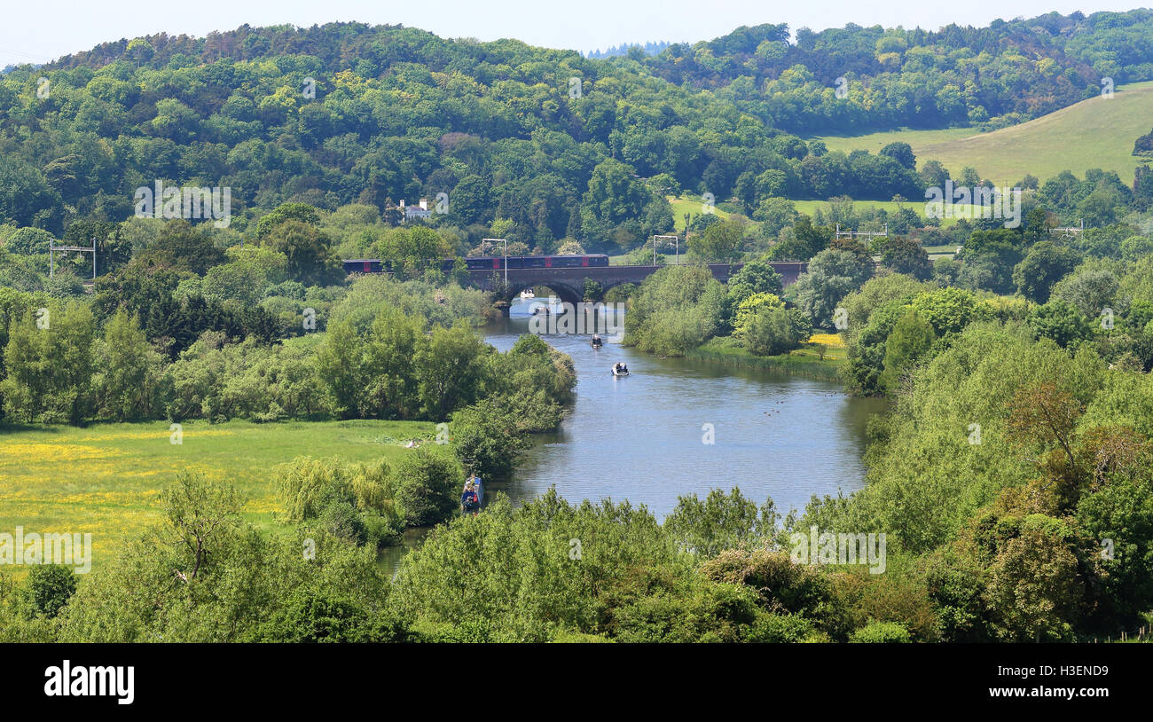 Stazione ponte che attraversa il fiume Tamigi in Inghilterra vicino a Goring e Streatley Foto Stock