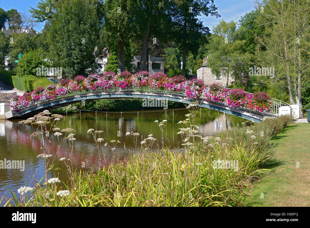 Fiorito di ponte a Bagnoles-de-l'Orne Foto Stock