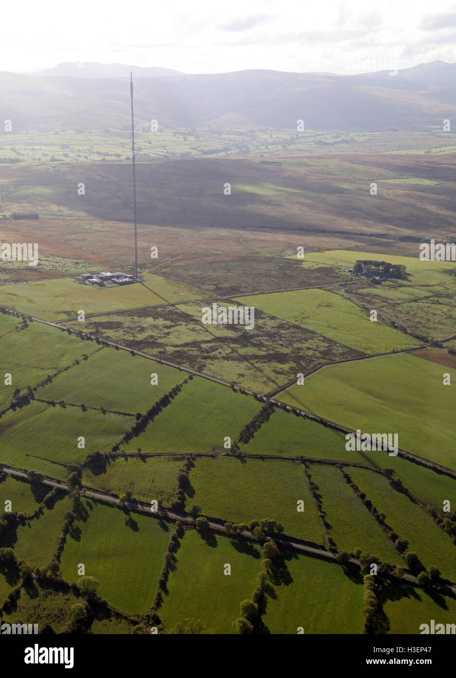 Vista aerea del trasmettitore Sandale, un montante TV antenna, nel nord Cumbria, Regno Unito Foto Stock