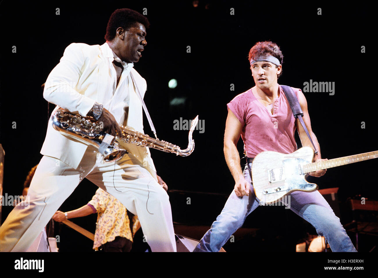 Clarence Clemmons e Bruce Springsteen eseguire insieme negli anni ottanta. © Gary Gershoff / MediaPunch Foto Stock