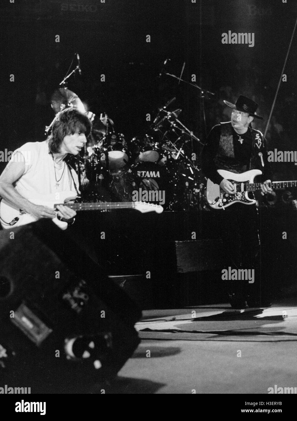 Jeff Beck & Stevie Ray Vaughan effettuando al Madison Square Garden di New York nel novembre 1989. © Gary Gershoff / MediaPunch Foto Stock