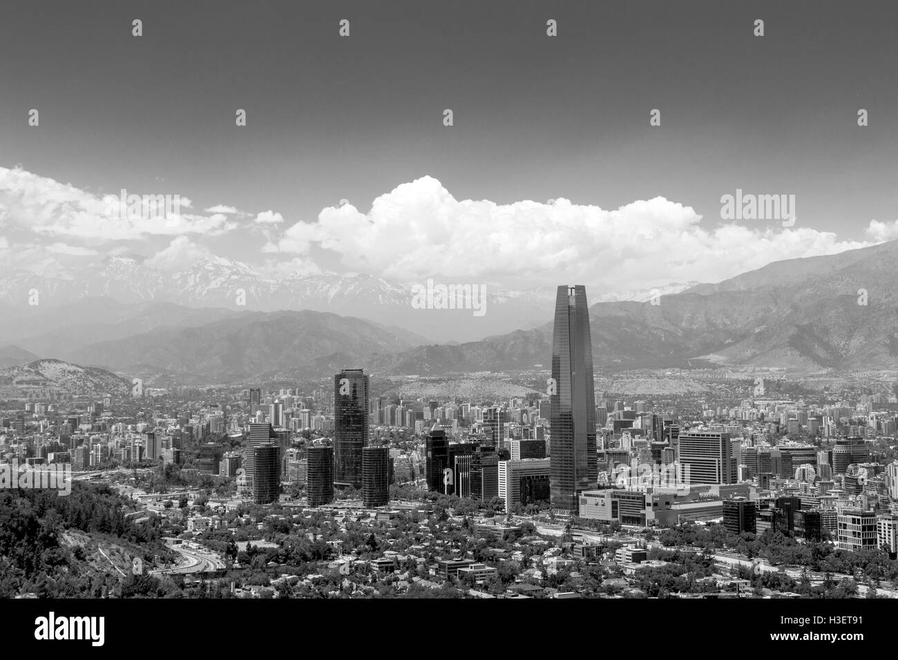 Santiago de Cile, Cile - 28 Novembre 2015: vista panoramica della città di Santiago del Cile nel Sud America in bianco e nero Foto Stock