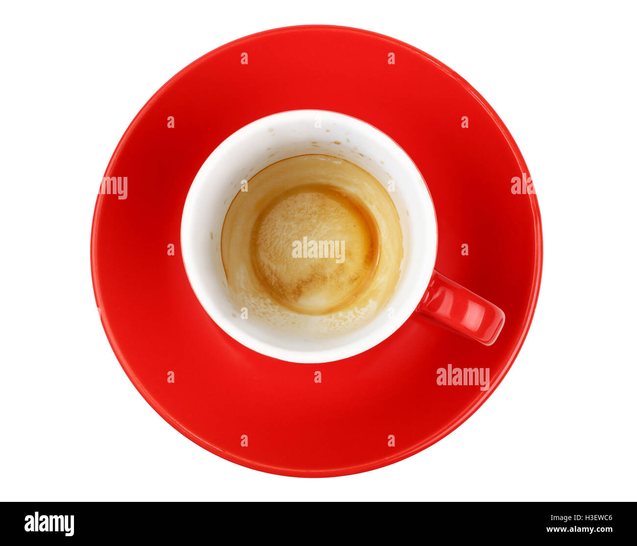 Uno vuoto finito di mattina caffè espresso shot in piccolo rosso tazza con piattino isolati su sfondo bianco, vista dall'alto, punto di vi Foto Stock