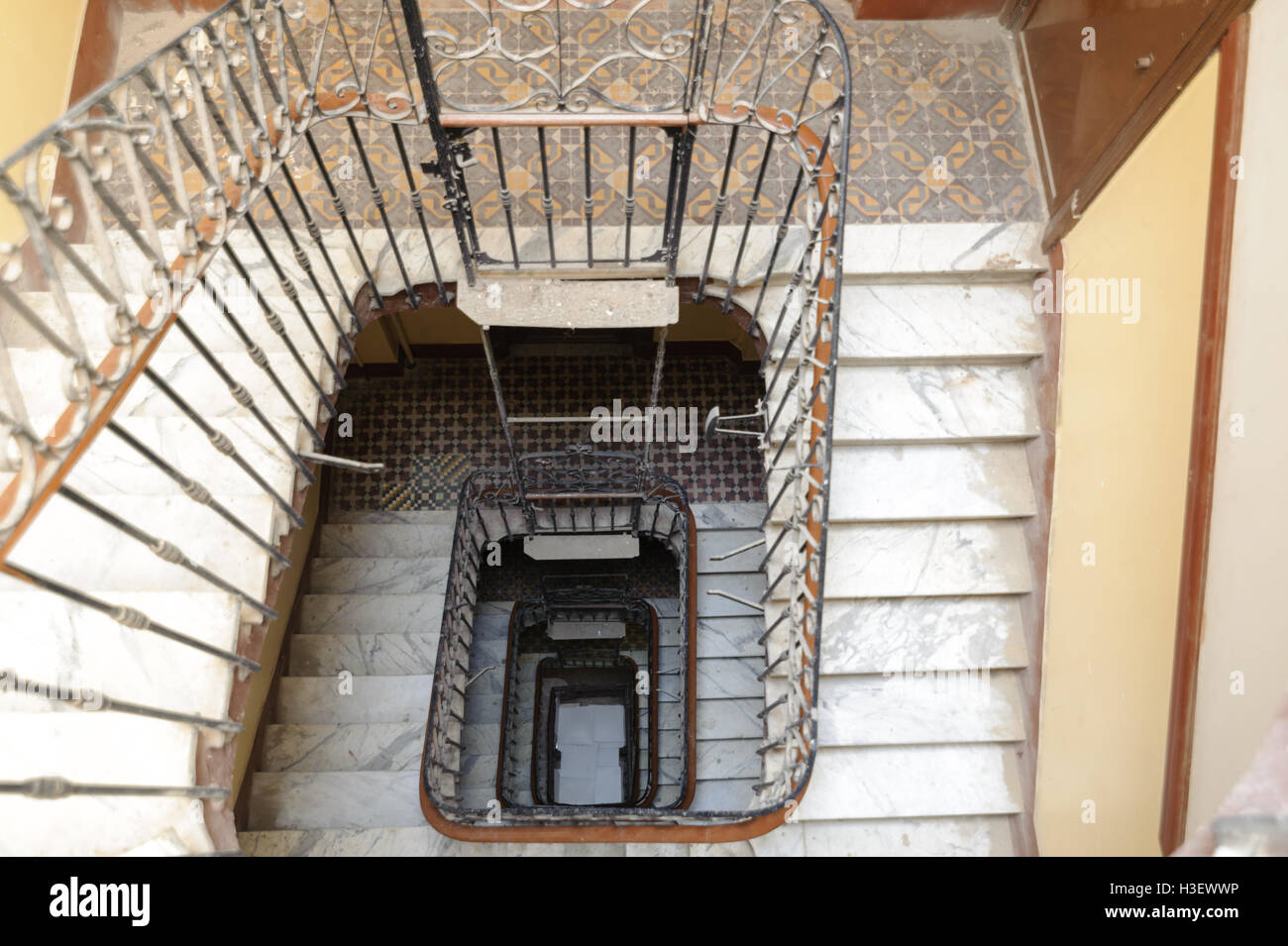 Algeri, Algeria - Sep 24, 2016: francese edificio coloniale vista interna ad Algeri Algeria.città moderna ha molti vecchi francesi tipo bu Foto Stock