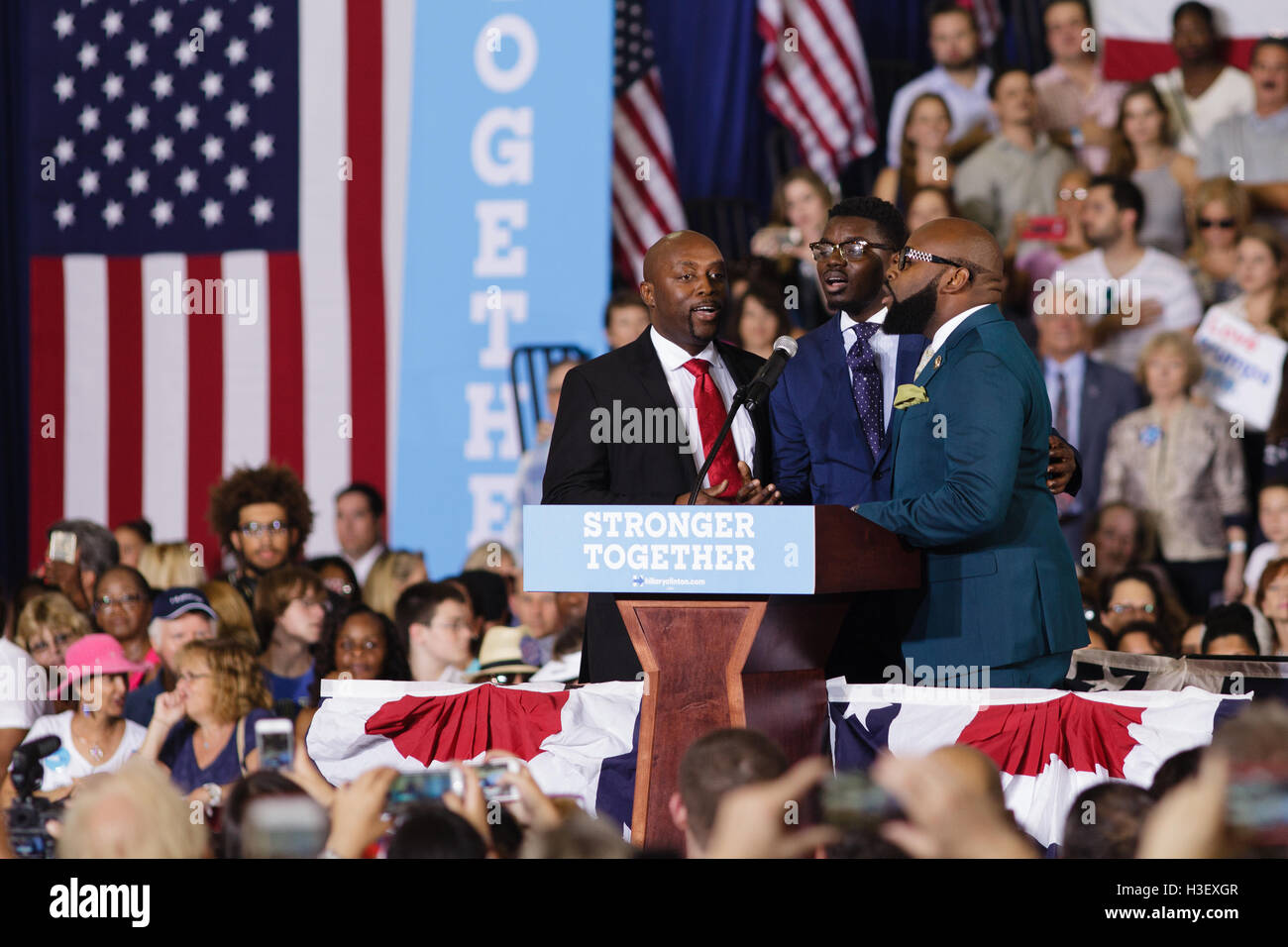 La supremazia del Gruppo Vocale canta l'Inno Nazionale del Clinton al rally di Coral Springs palestra, Coral Springs, FL, 30 Settembre 2016 Foto Stock