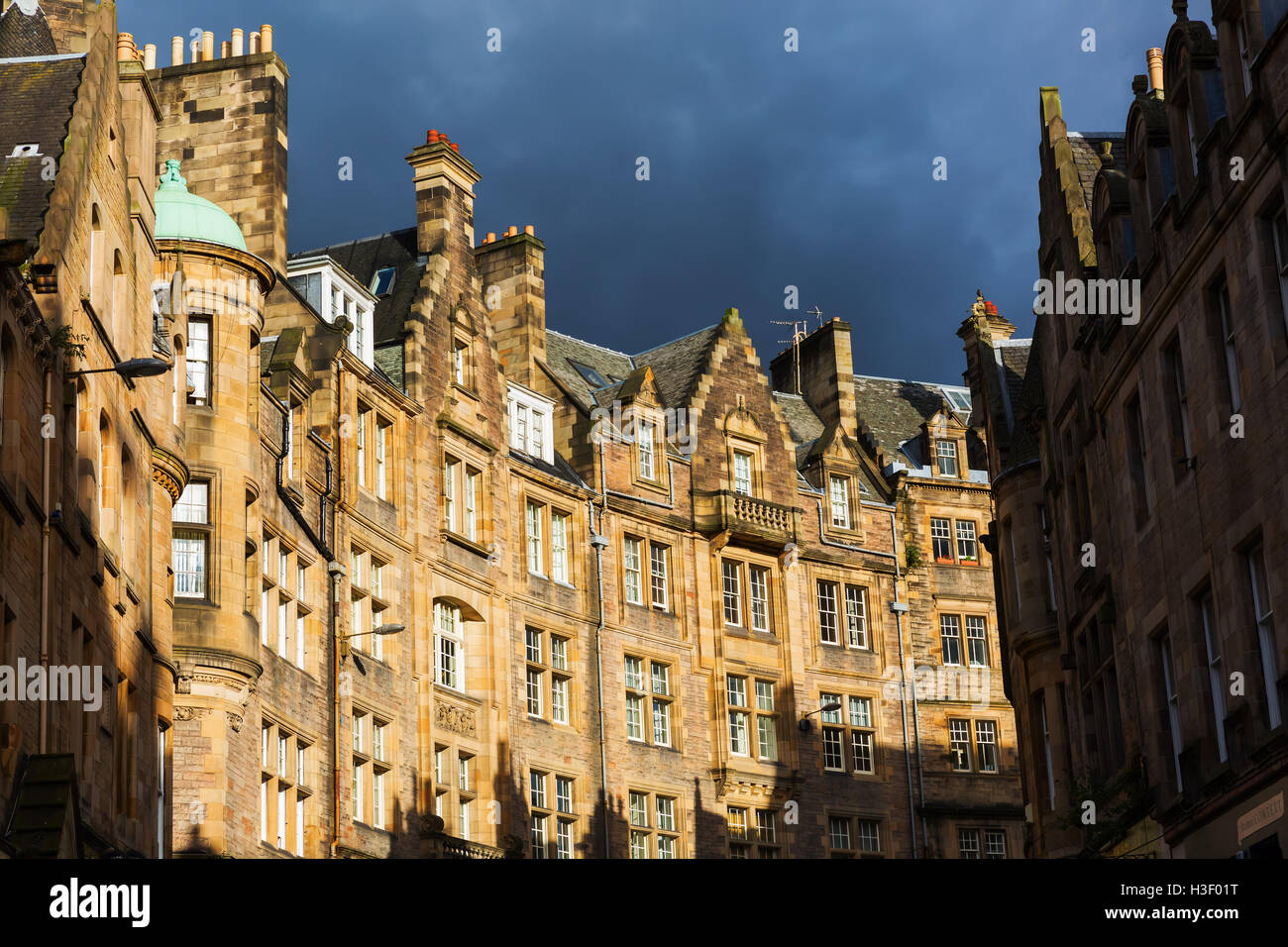 Edifici storici Cockburn Street nella città vecchia di Edimburgo, Scozia Foto Stock