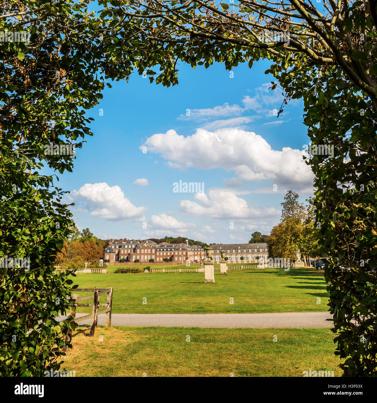 Il carpino arch con vista sul castello di Nordkirchen, noto come la Versailles di Westfalia Foto Stock