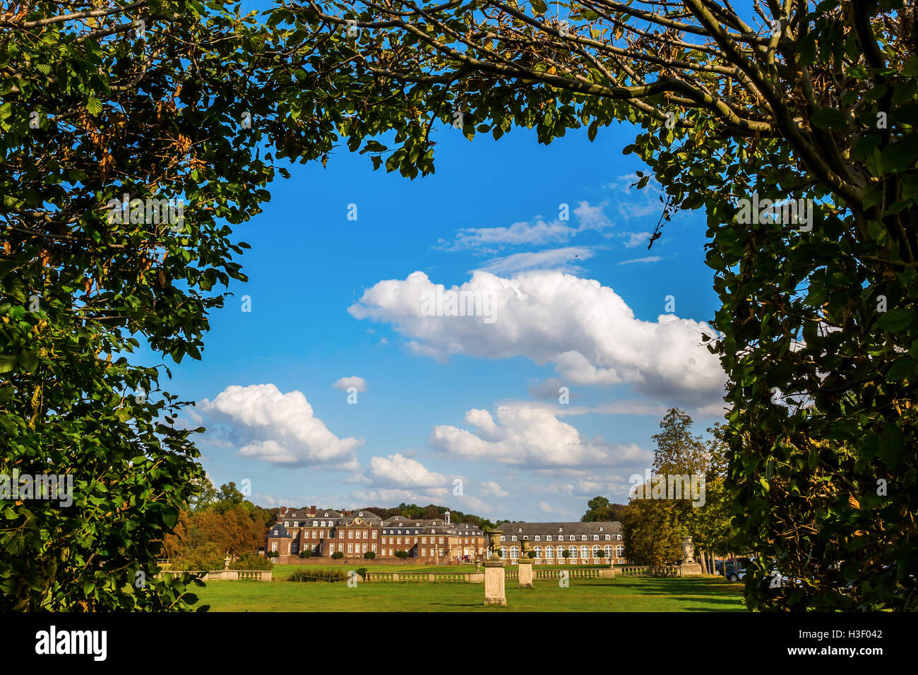 Il carpino arch con vista sul castello di Nordkirchen, noto come la Versailles di Westfalia Foto Stock