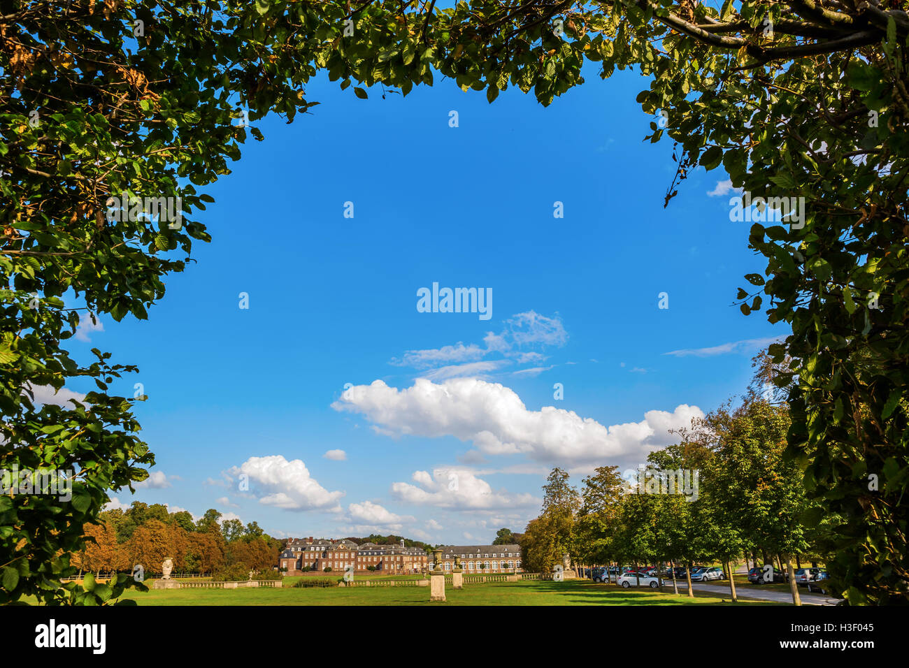 Il carpino arch con vista sul castello di Nordkirchen, noto come la Versailles di Westfalia Foto Stock