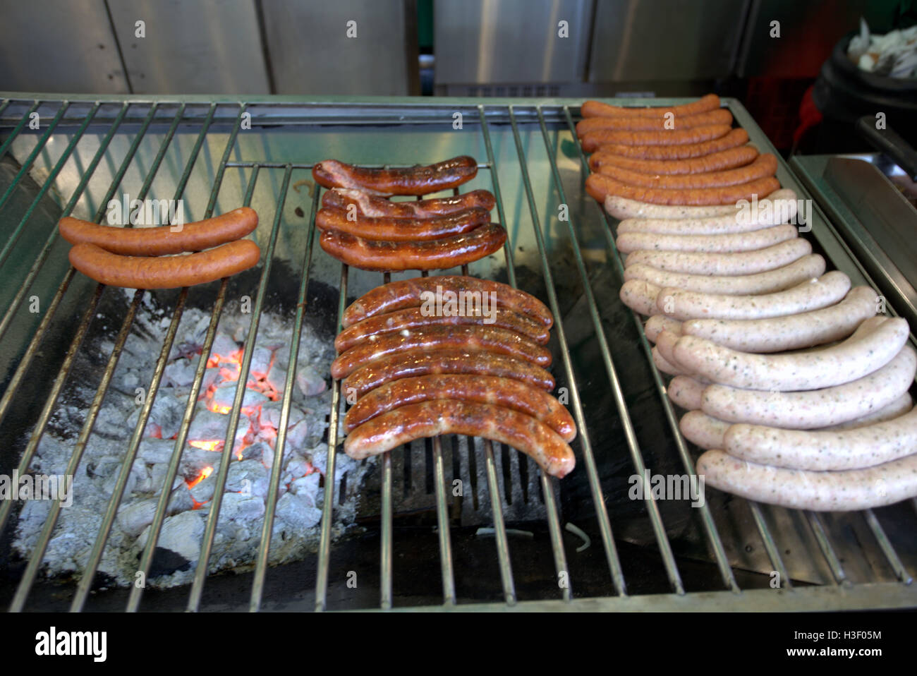 I venditori ambulanti di carbone barbecue grill stile salsicce wurstel Foto Stock