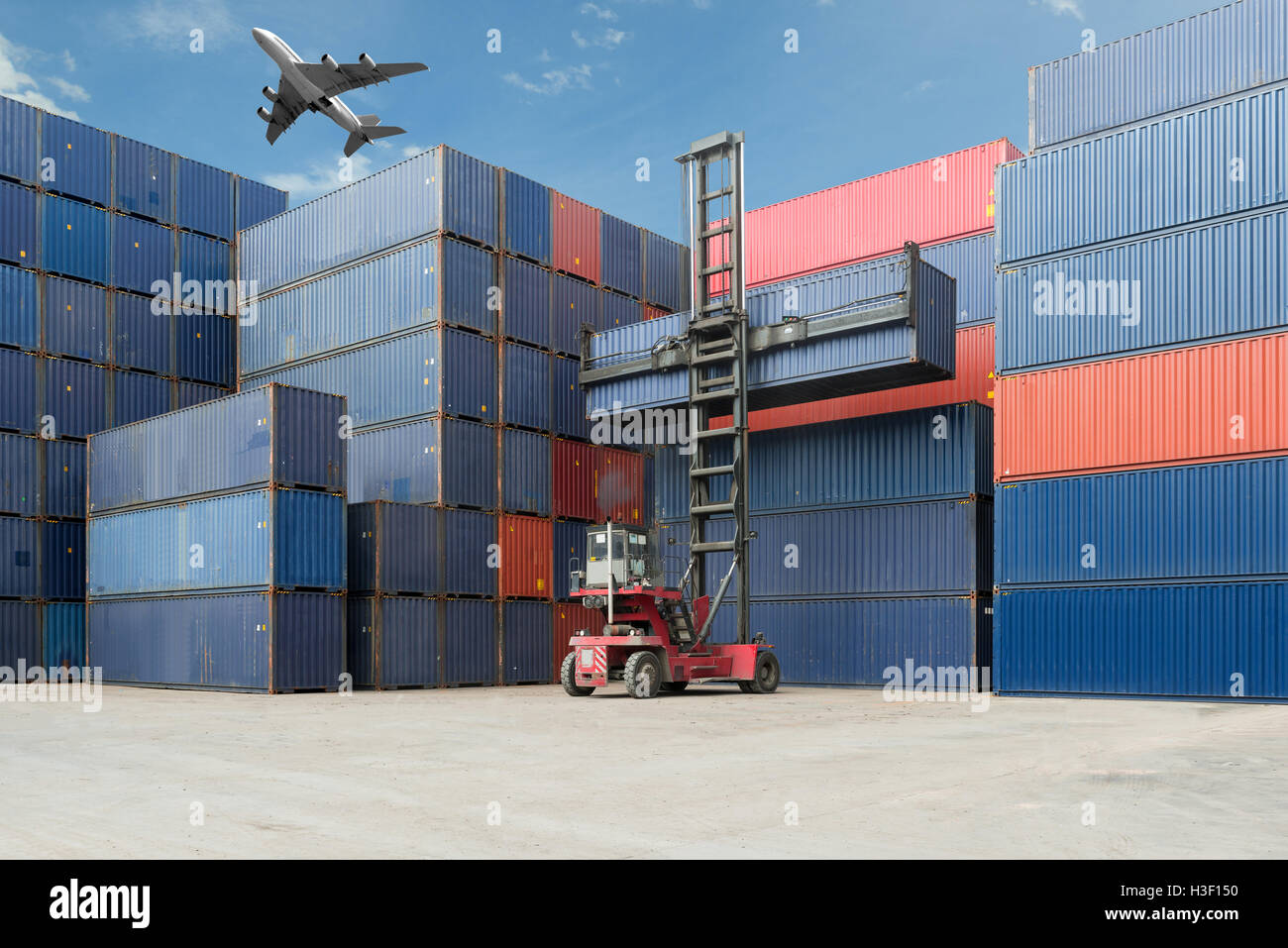 Gru sollevare la scatola contenitore carico al contenitore di carico deposito a utilizzare per la logistica import export. Foto Stock