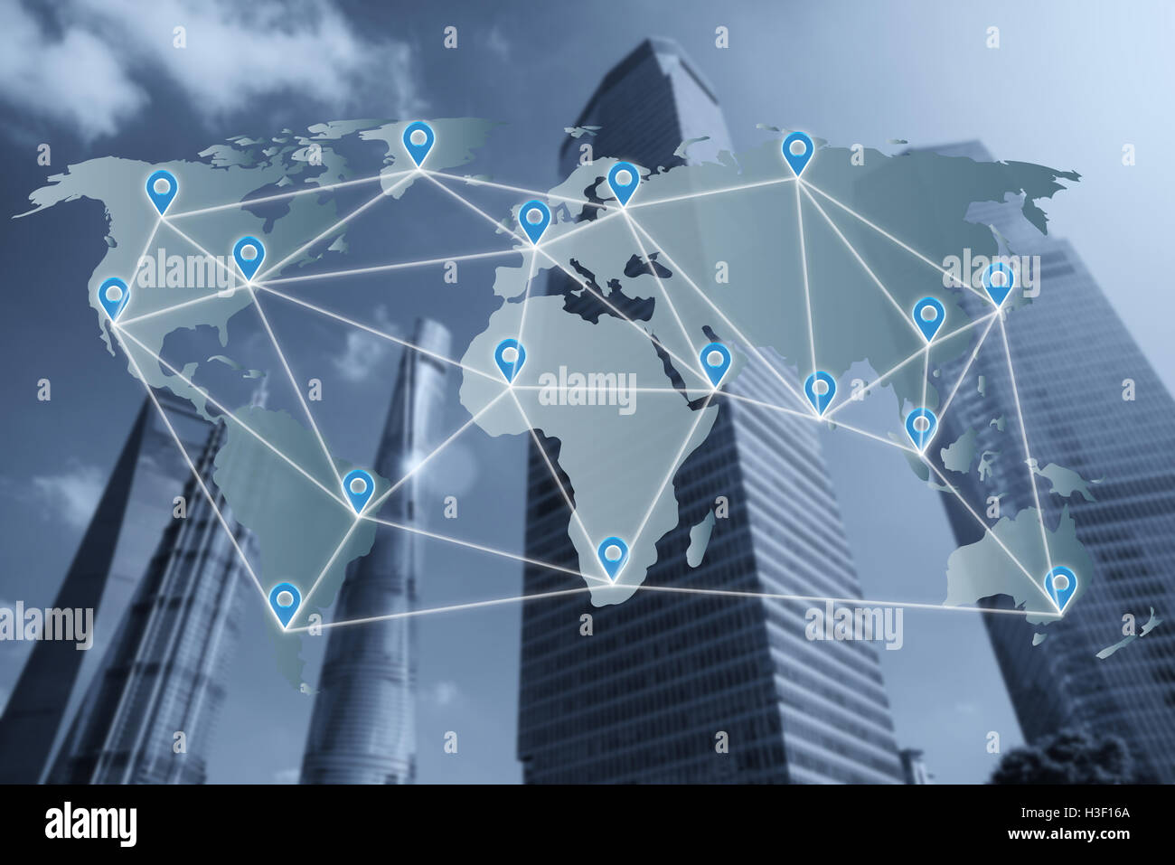 Mappa pin piatto sopra rete mappa del mondo con una rete di connessione di linea di partenariato. Connessione di rete il concetto di partenariato. Foto Stock