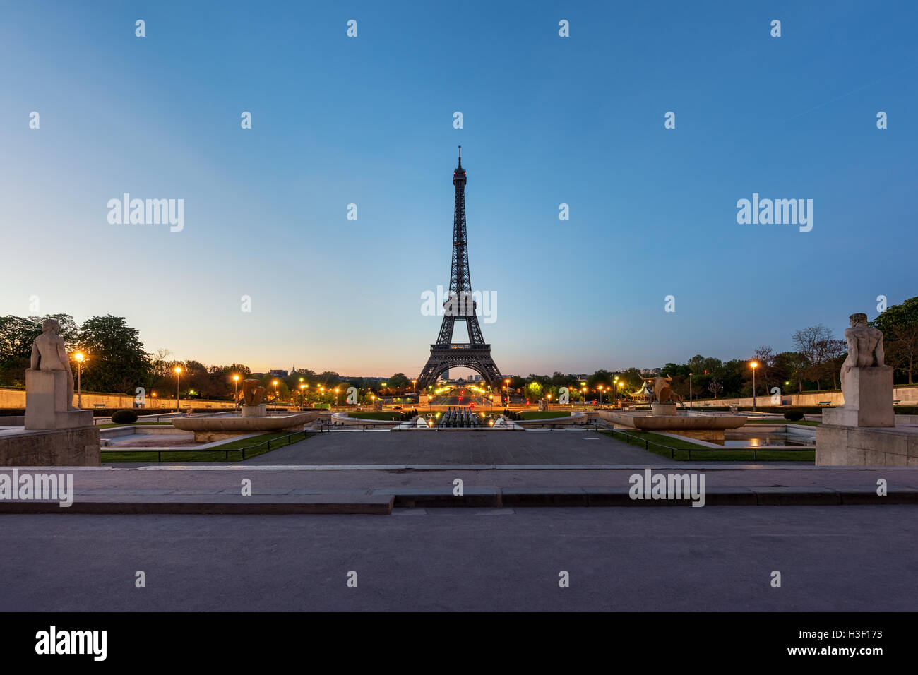 Sunrise in Torre Eiffel a Parigi, Francia. La Torre Eiffel è famoso luogo a Parigi, Francia. Foto Stock